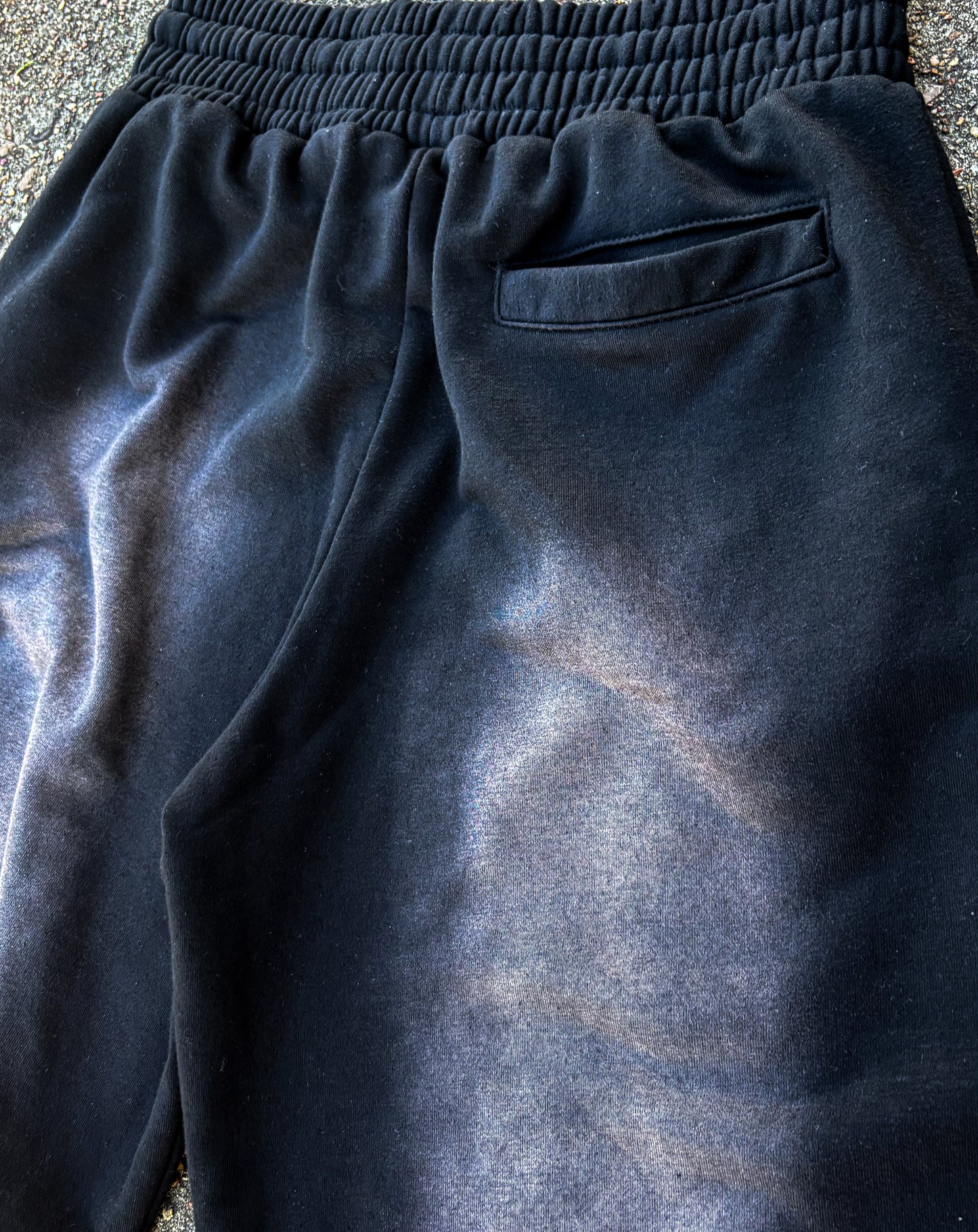 VIRTUOU$ “V” LOGO 3/4 BLACK WASHED SHORTS