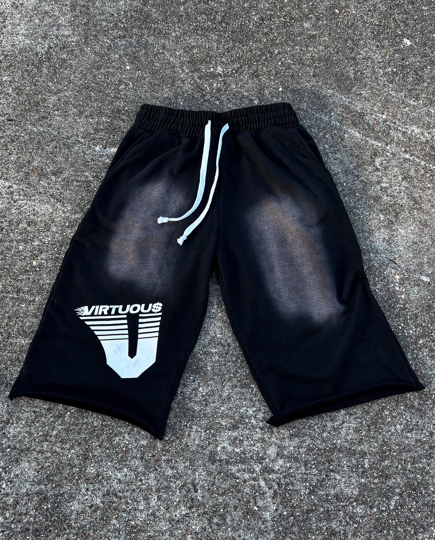VIRTUOU$ “V” LOGO 3/4 BLACK WASHED SHORTS