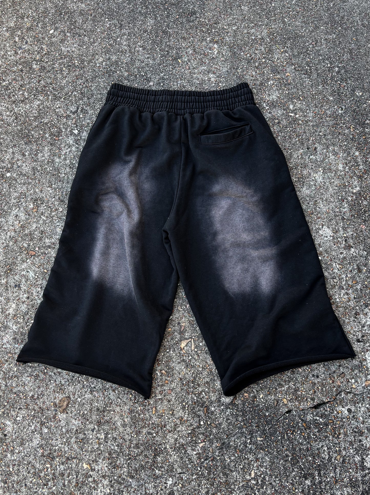 VIRTUOU$ “V” LOGO 3/4 BLACK WASHED SHORTS